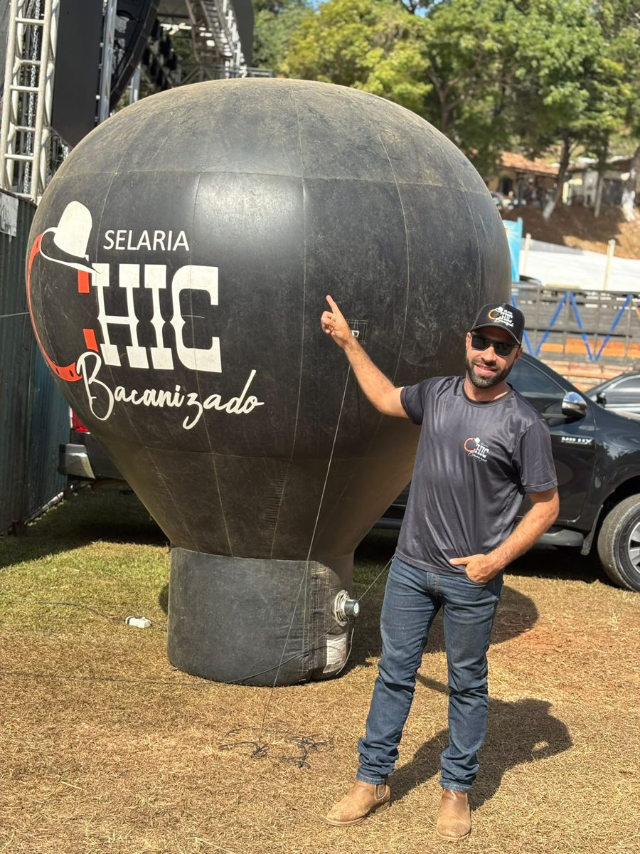 Wesley com balão da Chic Bacanizado em evento