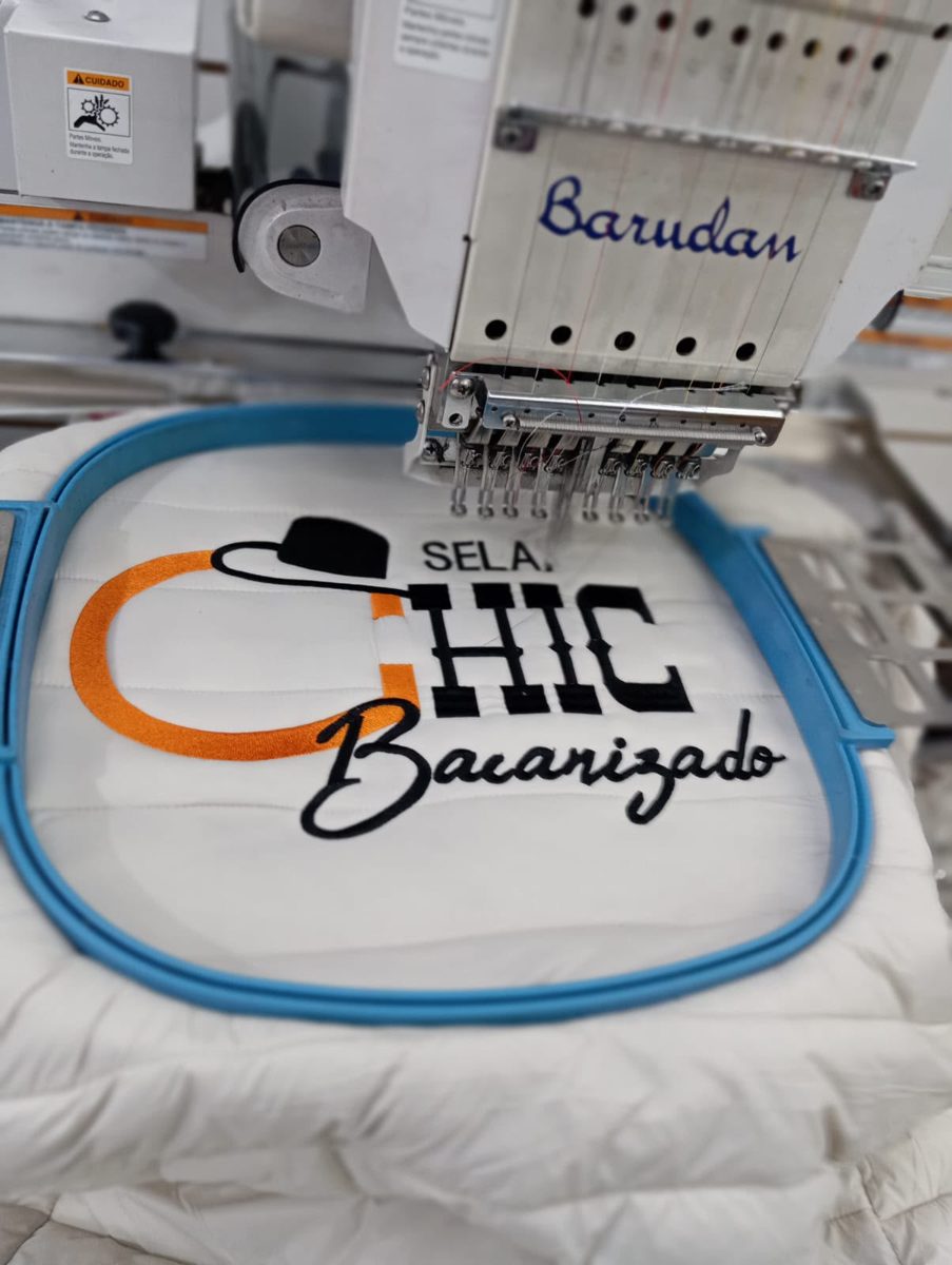 Bordado personalizado com logo em uniforme